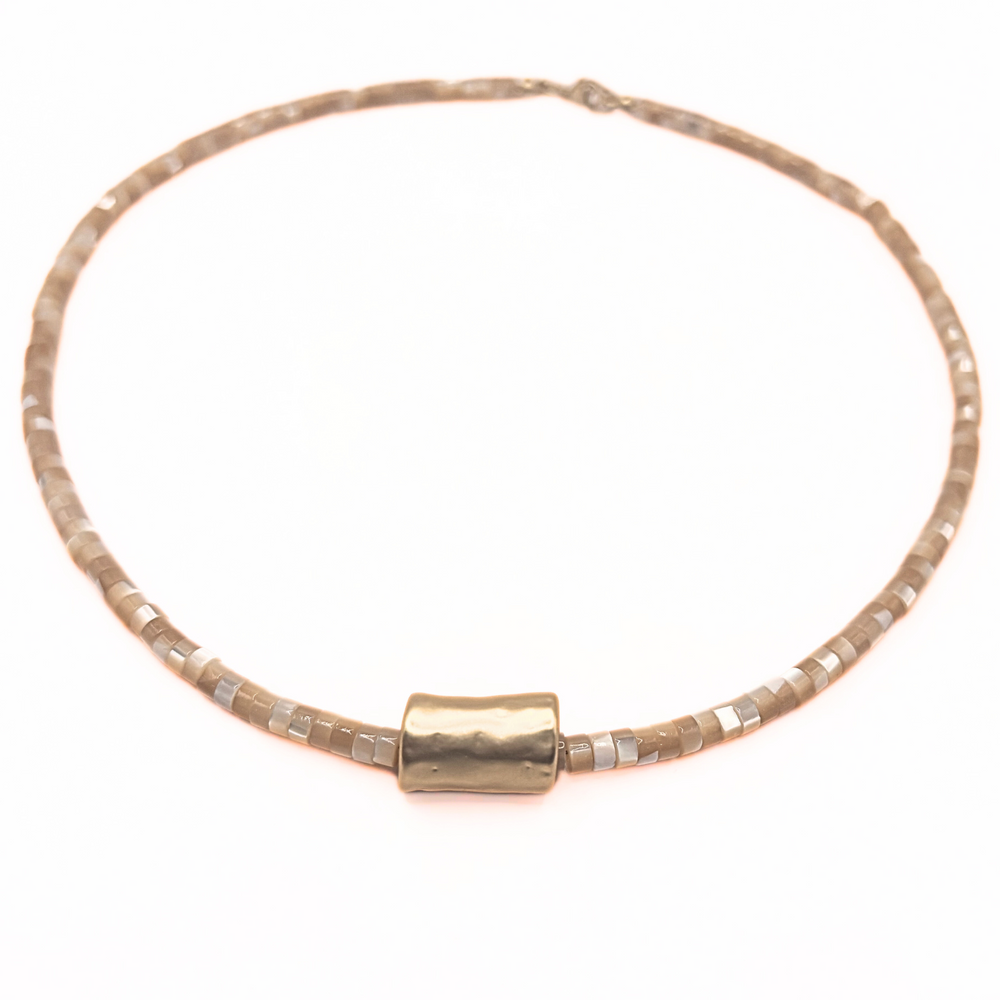 The Heishi Matte Gold Barrel Necklace in NATURAL