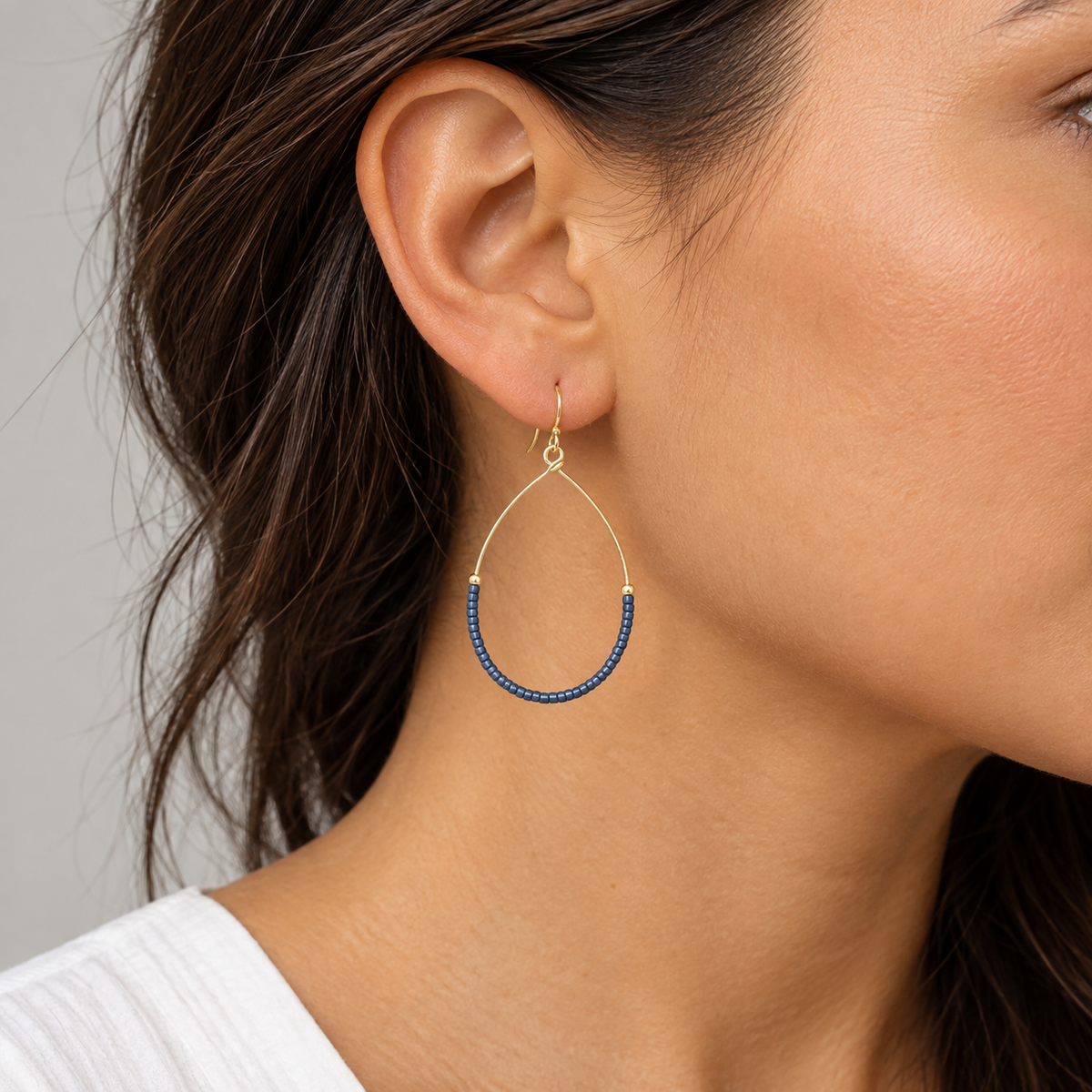 E-ASTER-GAME-BL earring on model