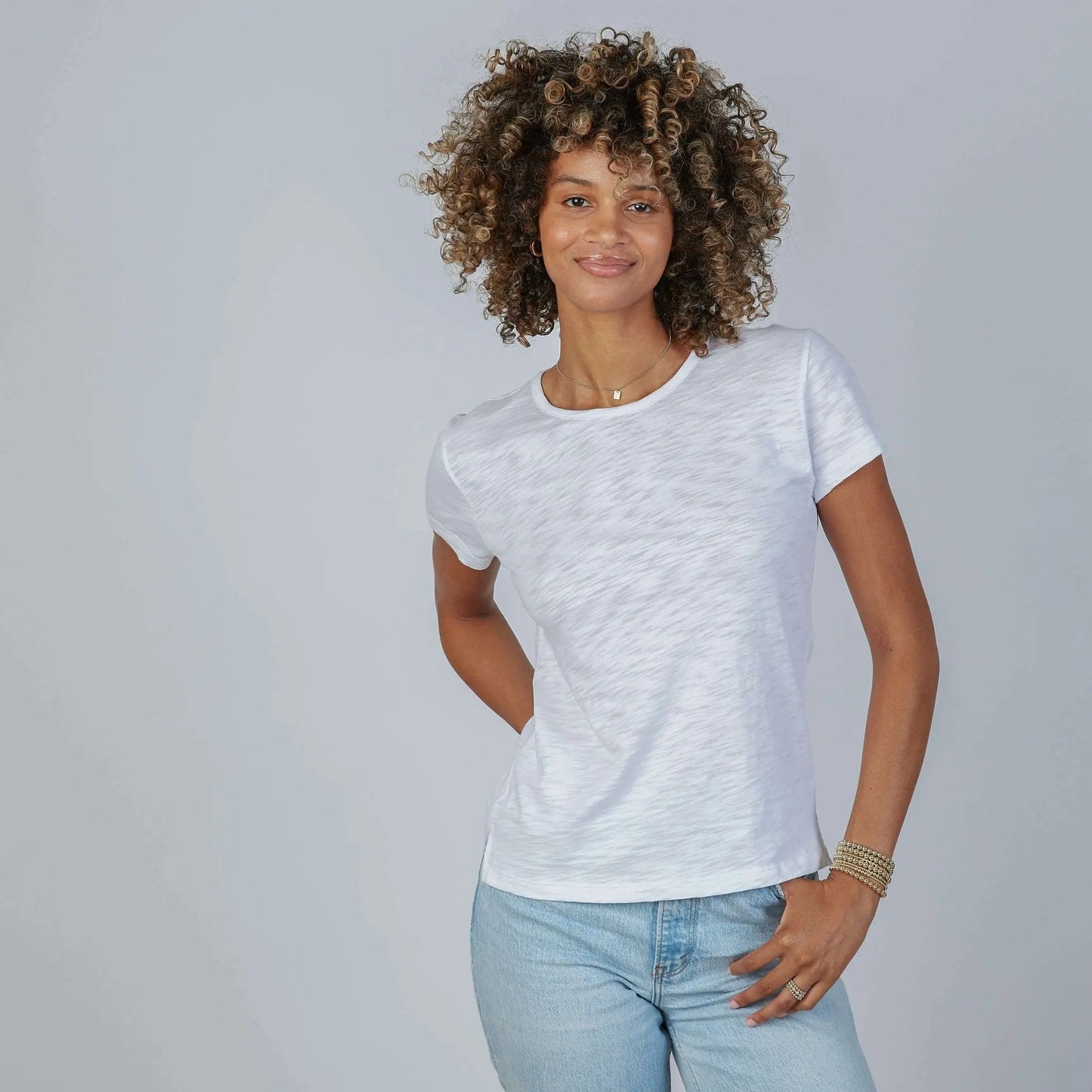 White short sleeve jeans crew in Pima cotton by erin gray, featuring a casual fit and classic denim style.