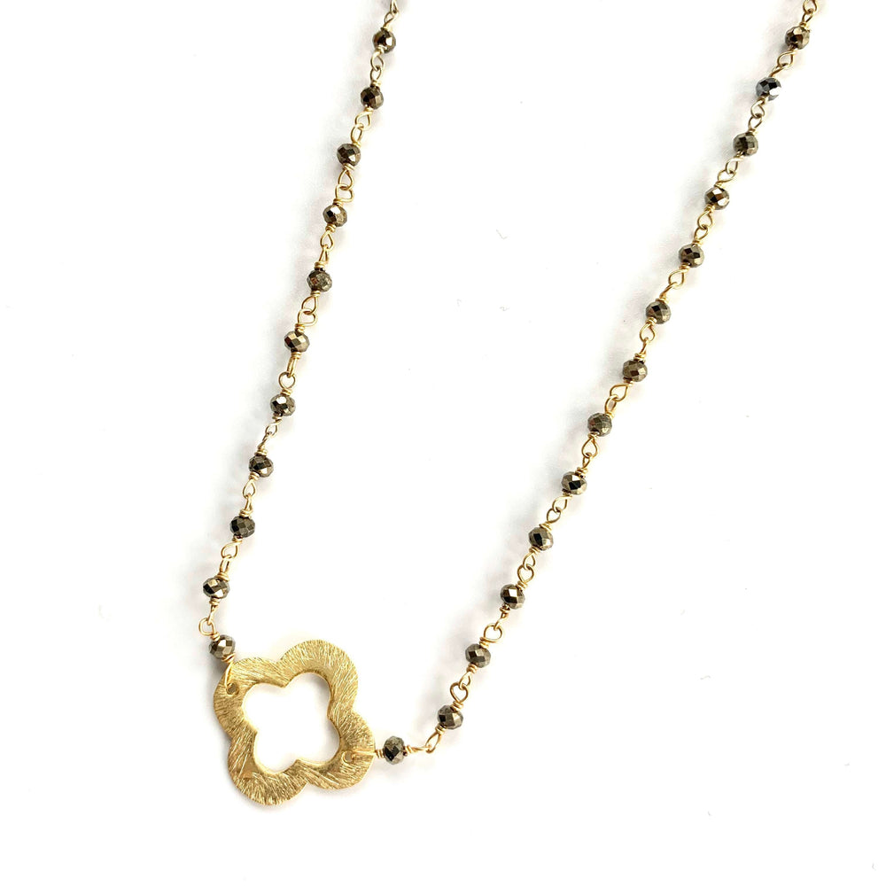 
                      
                        erin gray:Pyrite + Clover Short Necklace
                      
                    