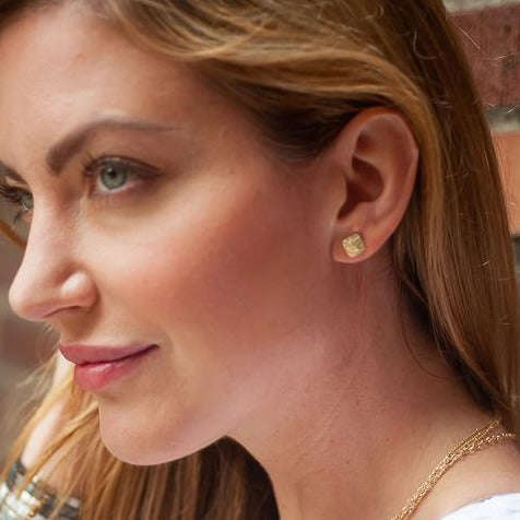 
                      
                        erin gray:Stud No. 01 Gold Square
                      
                    